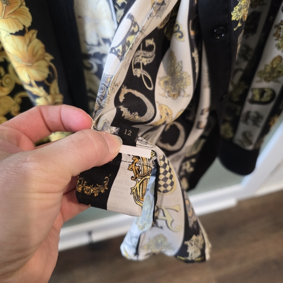 VERSACE 100% silk gold black Hibiscus Baroque Virtus Alphabet shirt S size mens - Picture 16 of 16
